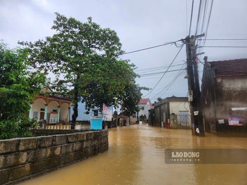Les crues de la rivière Bui dépassent le niveau d'alerte III, de nombreux ménages de Quang Bi sont profondément inondés, le 16 septembre. Photo: Minh Hanh