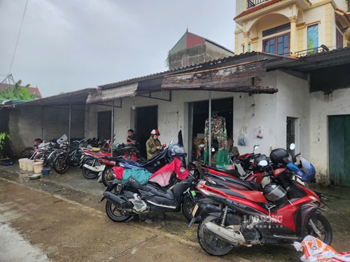 Người dân sơ tán tài sản lên những chỗ cao tránh hư hỏng. Ảnh: Minh Hạnh chụp chiều 16.9.2026