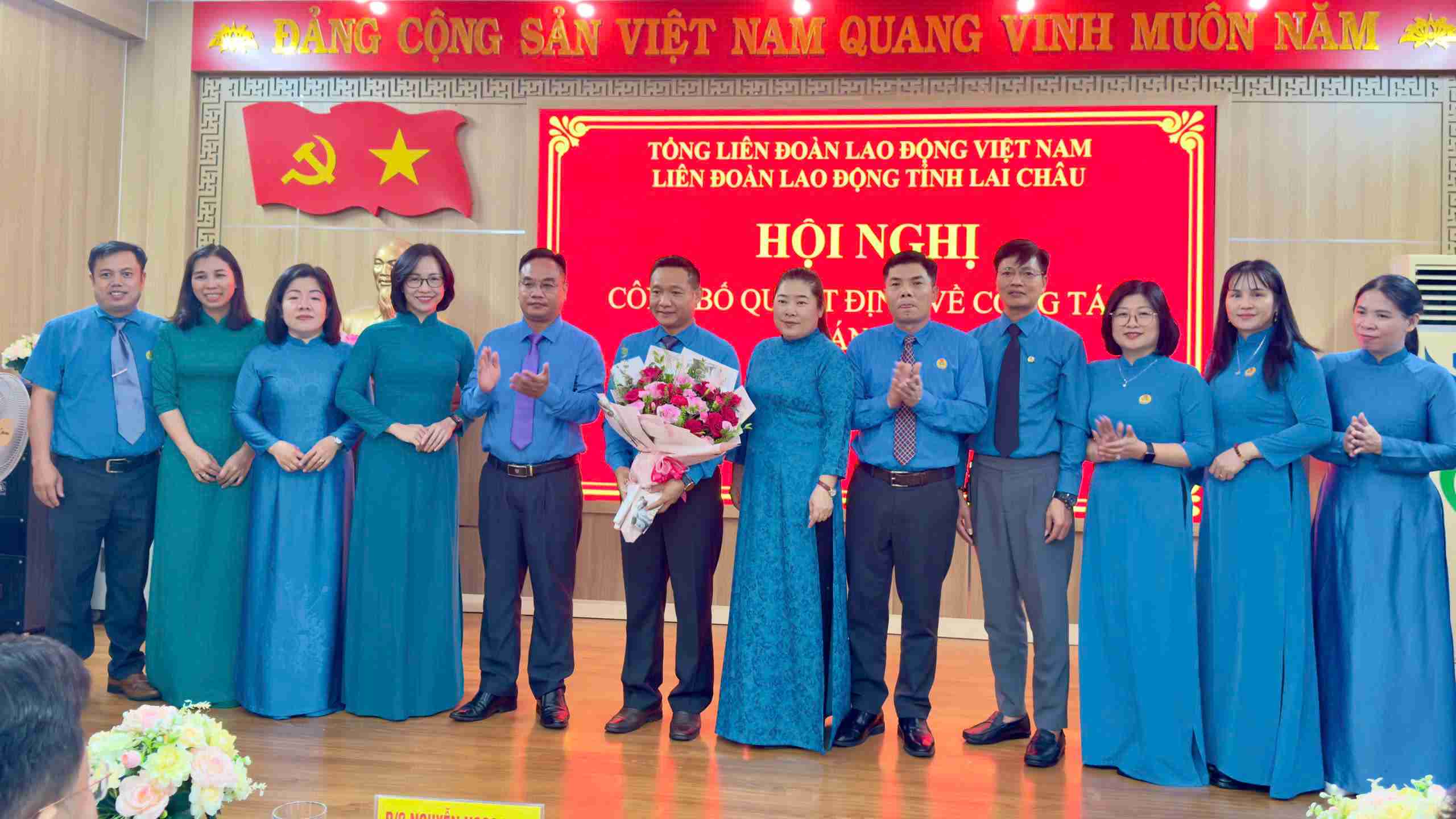 Tập thể Lãnh đạo LĐLĐ tỉnh Lai Châu và đại diện Ban Công tác Công đoàn tặng hoa chúc mừng ông Lý Công Hà và chụp ảnh lưu niệm. Ảnh: LĐLĐ Lai Châu