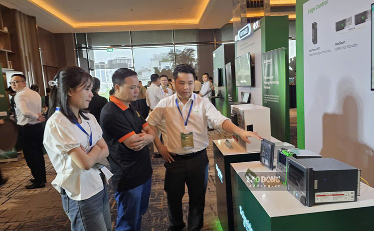 Delegates visit and listen to introductions about energy-saving models. Photo: Mai Chi