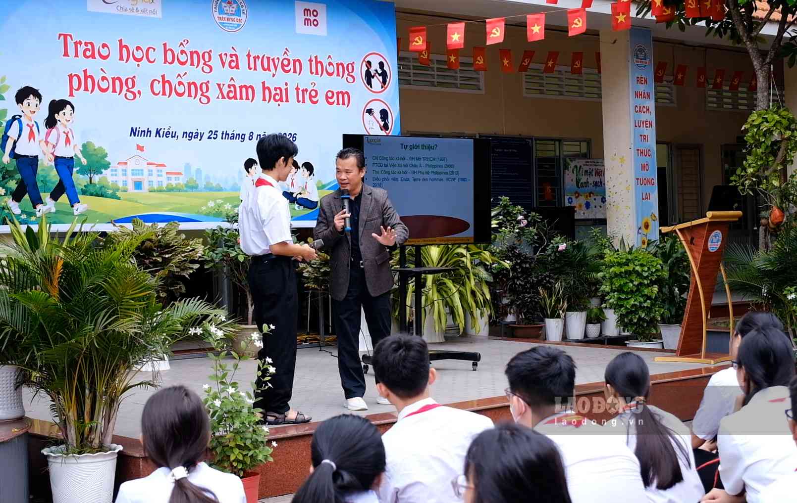 A communication session on preventing and combating child abuse at Ninh Kieu Secondary School, Tran Hung Dao branch. Photo: My Ly