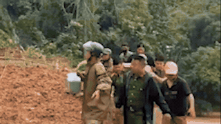 Police risk their lives crossing the landslide point to take people to the emergency room. Thanh Hoa Provincial Police