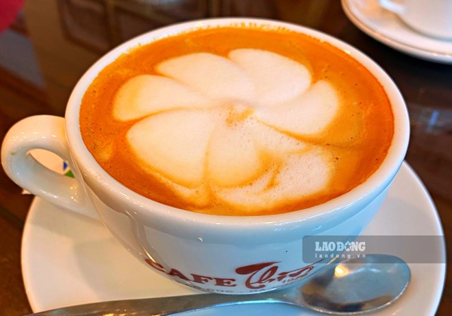 Drinking coffee at the right time and in the right dose can help stabilize blood pressure for the elderly. Photo: Tra My
