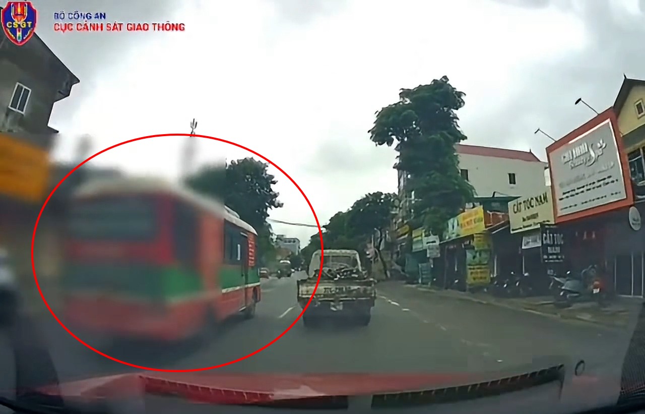 Passenger car overtakes in case of not being allowed to overtake. Photo: Traffic Police Department