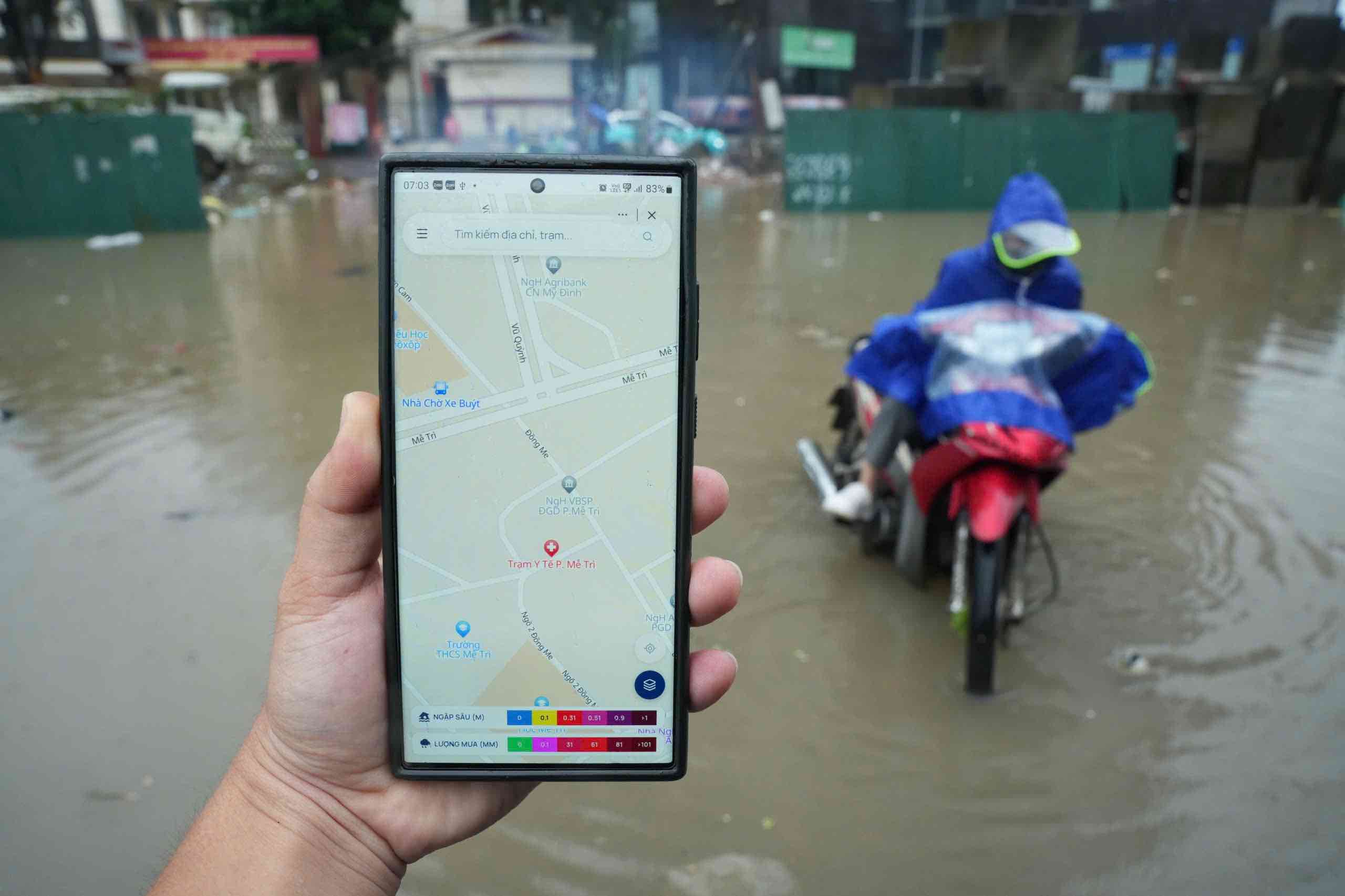 Tuyến phố Đồng Me (phường Từ Liêm) ngập sâu nhưng ứng dụng không hiển thị thông tin cảnh báo. Ảnh: Hữu Chánh chụp sáng 17.9