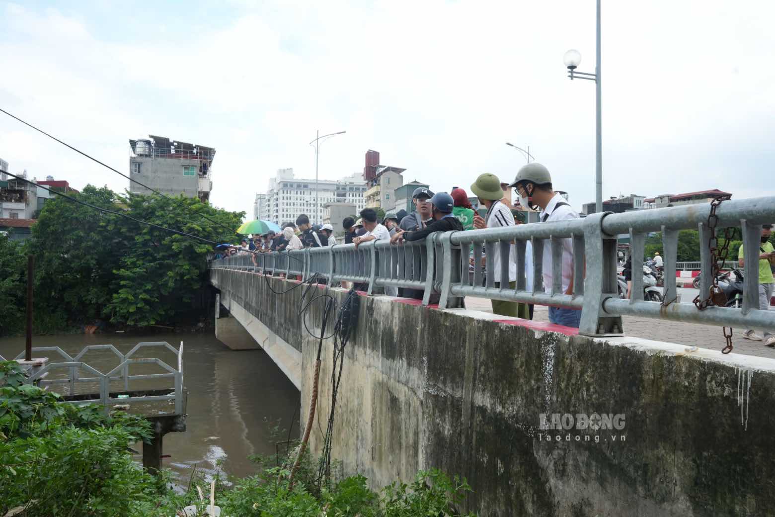 Nhiều người dân hiếu kỳ ở lại hiện trường sự việc. Ảnh: Hữu Chánh