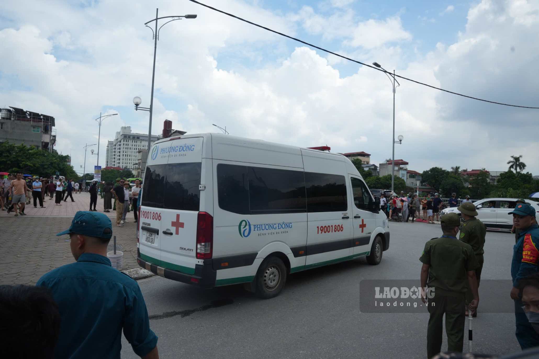 Đến 13h, xe cứu thương chở thi thể nạn nhân rời hiện trường. Ảnh: Hữu Chánh