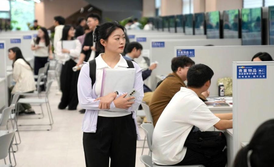 A part of young people refuse promotion, choosing flexible jobs to balance their lives. Illustrative photo: Xinhua