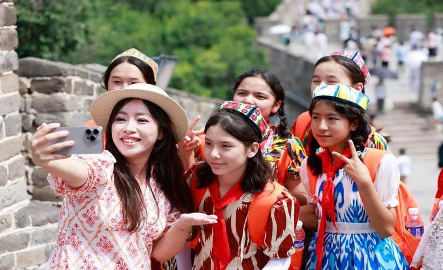 Mỗi người có thể tăng thời gian đi du lịch, chăm sóc bản thân nhờ có sự trợ giúp của AI trong việc chăm lo gia đình. Ảnh: Xinhua