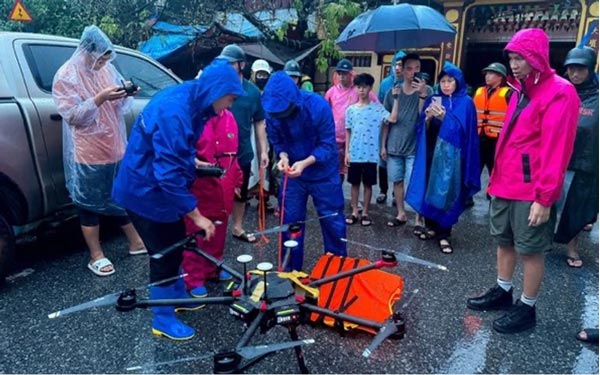 Unmanned aerial vehicles are deployed to supply people in flooded areas in Thai Nguyen City in September 2026. Photo: Tran Cuong