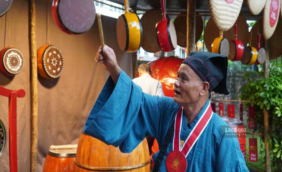Artisans guide and share experience in making drums for the younger generation to preserve the traditional craft. Photo: Minh Vu