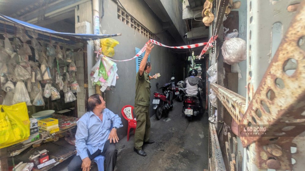 Lực lượng chức năng đến khám nghiệm hiện trường ngày 17.9. Ảnh: Anh Tú
