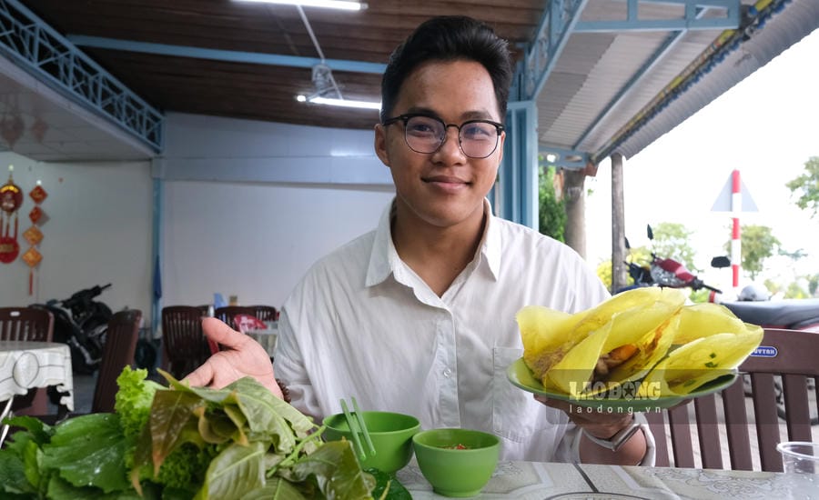 Tourists are excited to prepare to enjoy Cao Lanh banh xeo. Photo: Han Lam