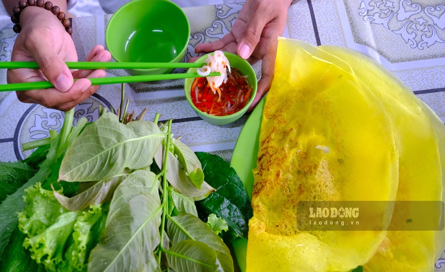 Bánh xèo Cao Lãnh vàng ươm, mỏng giòn. Ảnh: Hàn Lâm