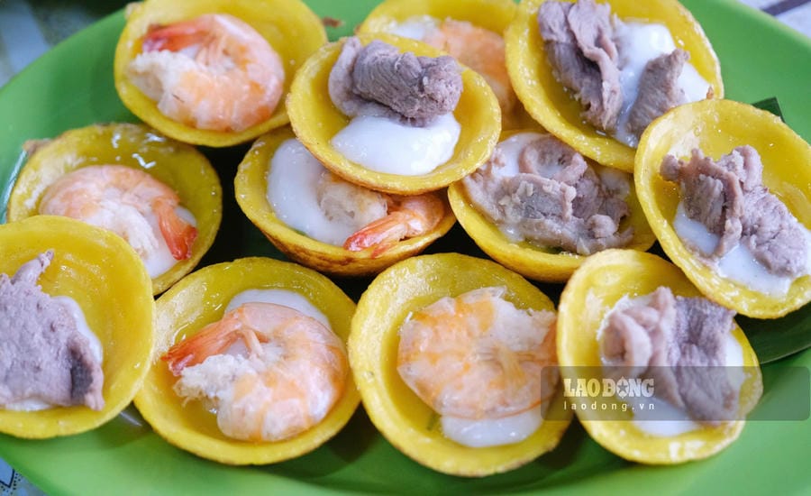 Thực khách nên gọi một đĩa bánh khọt để cảm nhận vị béo ngậy. Ảnh: Hàn Lâm