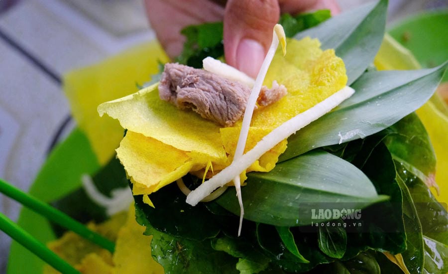 Với dân miền Tây, bánh xèo cuốn với nhiều rau ăn mới đã. Ảnh: Hàn Lâm