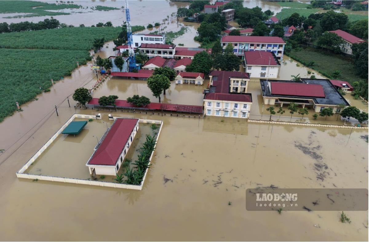 9月17日朝、ブオイ川の水位が上昇し続け、キムタンコミューンの多くの地域が依然として洪水に沈んでいます。写真:クアック・ズー