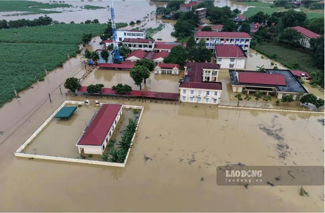 Nước sông Bưởi tiếp tục dâng, nhiều tuyến đường bị chia cắt
