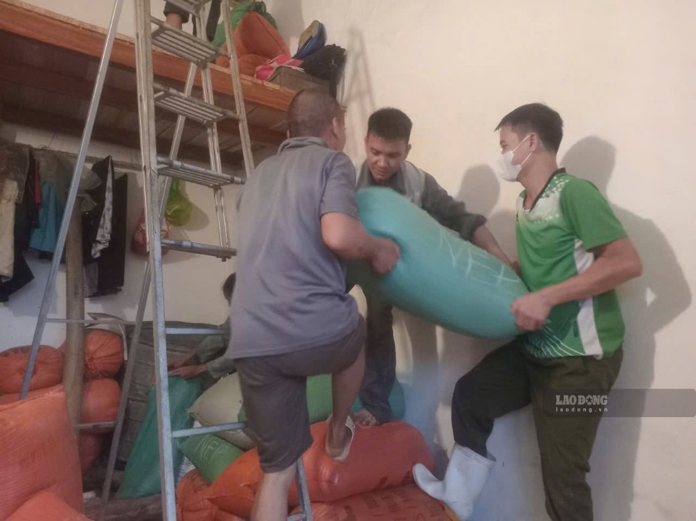 Người dân xã Thạch Bình xuyên đêm 16.9 vận chuyển đồ đạc, chạy lũ. Ảnh: Trần Lâm