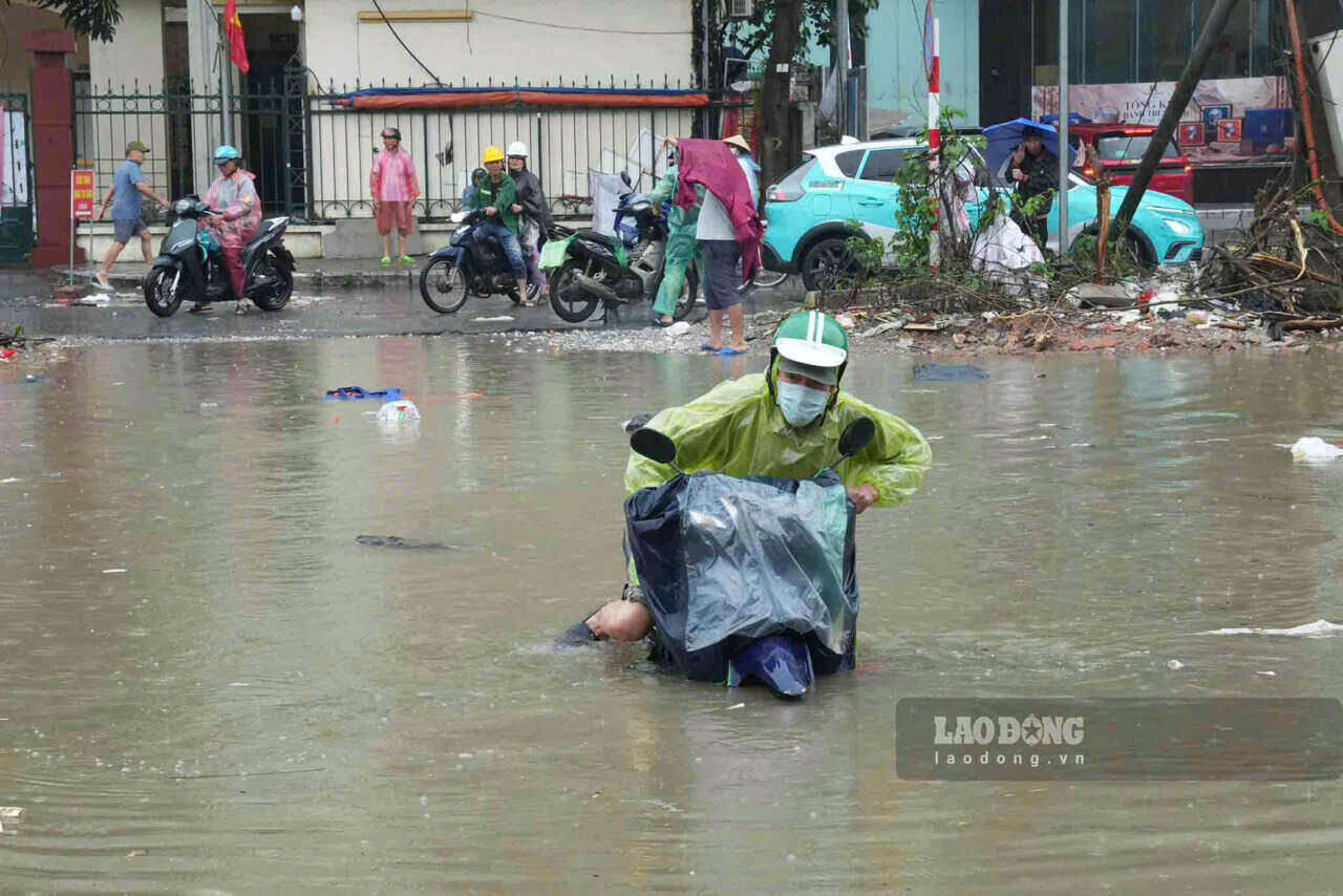 大雨の後、ハノイの多くの通りが深く浸水しました。写真:フウ・チャン