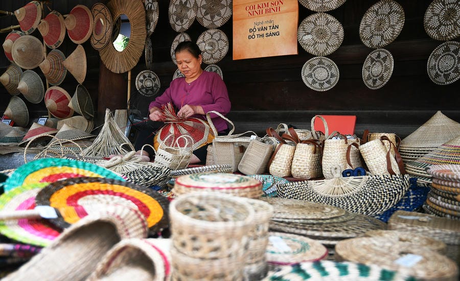Bà Đỗ Thị Sáng, người Kim Sơn, Ninh Bình với nhiều sản phẩm làm từ cói.