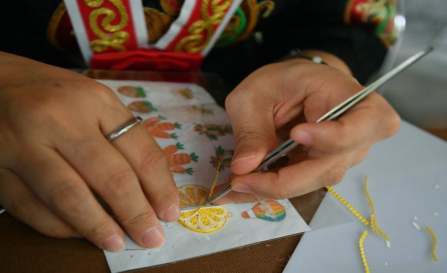 Tranh giấy cuốn đòi hỏi sự kiên nhẫn, tỉ mỉ.