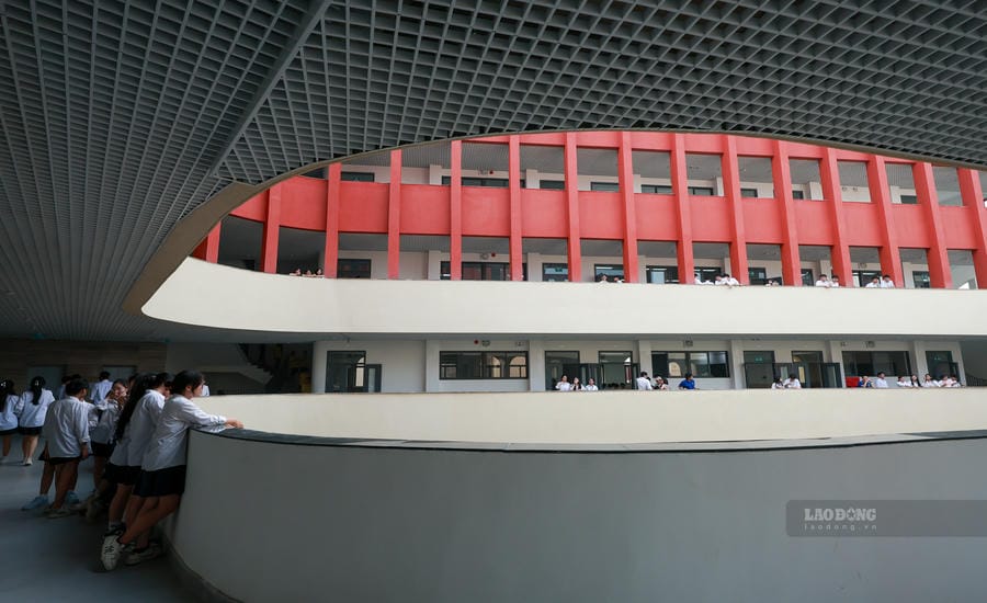 The newly built building of Viet Duc High School is designed with two colors, yellow and red, creating a connection between traditional architecture but still bearing the mark of modernity.