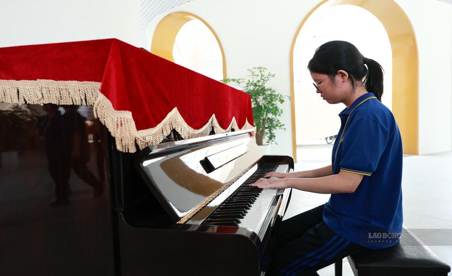 Đàn piano để học sinh Trường THPT Việt Đức có thể sử dụng trong giờ ra chơi.