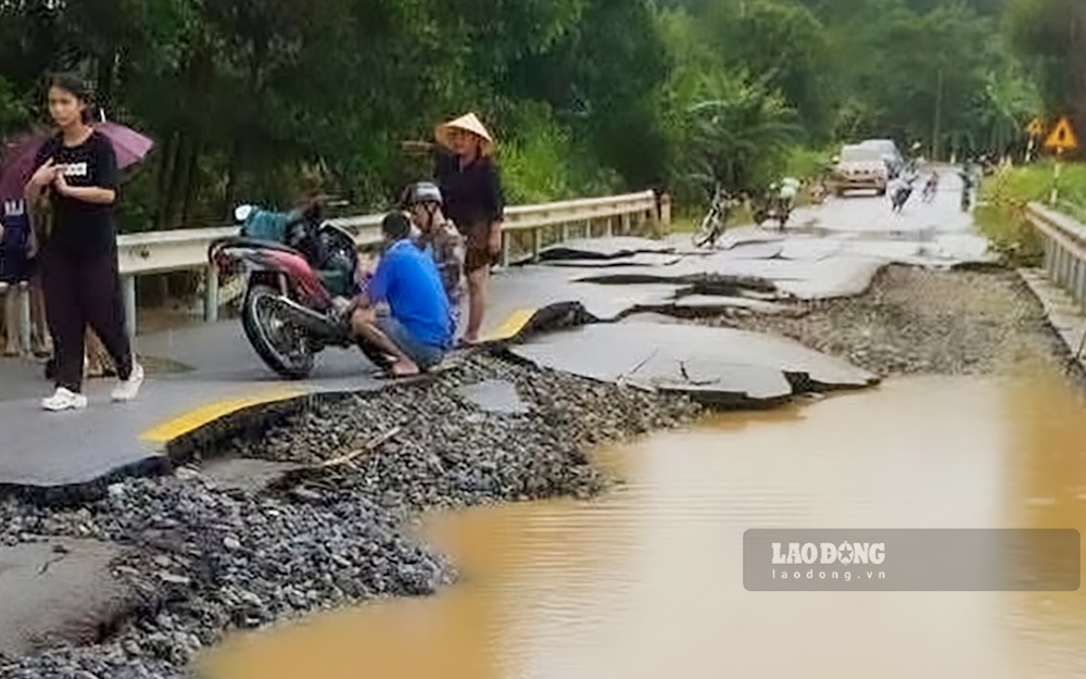 Image of National Highway 48E cracked after the floodwaters receded. Photo: Duy Duong