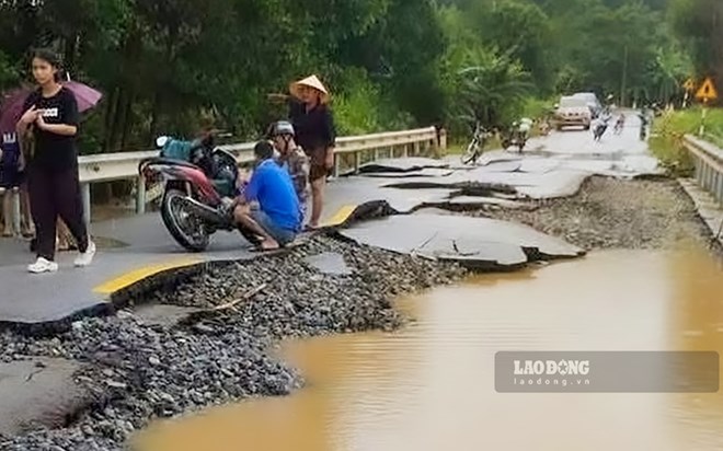 Mưa lũ xói nền, Quốc lộ 48E qua Nghệ An hư hỏng nghiêm trọng