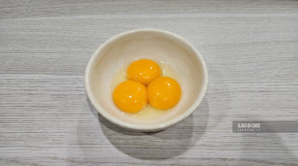 Eating egg yolks regularly will help the body supplement vitamin D. Photo: Tuan Dat