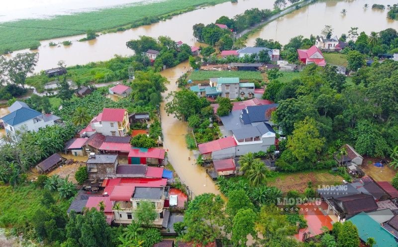 On the morning of September 17, the Buoi River water continued to rise, village roads and residential areas in Kim Tan commune (Thanh Hoa) were flooded. Photo: Quach Du