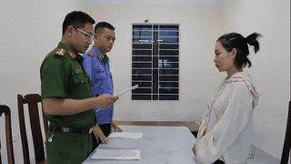 Prosecuting a woman for defrauding capital to buy and sell land, appropriating 19.7 billion VND. Photo: Nghe An Police