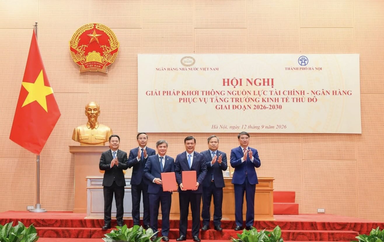 Mr. Le Ngoc Thai - Director of Vietcombank Hanoi Branch (right) presents documents signing the Cooperation Agreement with Transerco. Photo: Provided by Vietcombank.