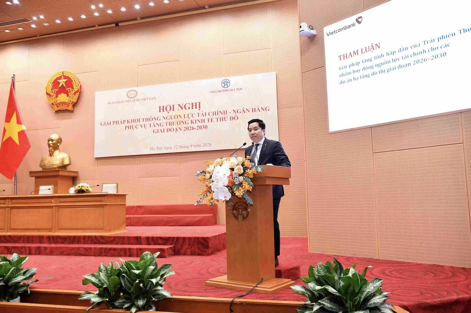 Ông Bạch Thành Long - Phó Tổng Giám đốc Vietcombank trình bày tham luận về Giải pháp tăng tính hấp dẫn của Trái phiếu Thủ đô nhằm huy động nguồn lực tài chính cho các dự án hạ tầng đô thị giai đoạn 2026-2030