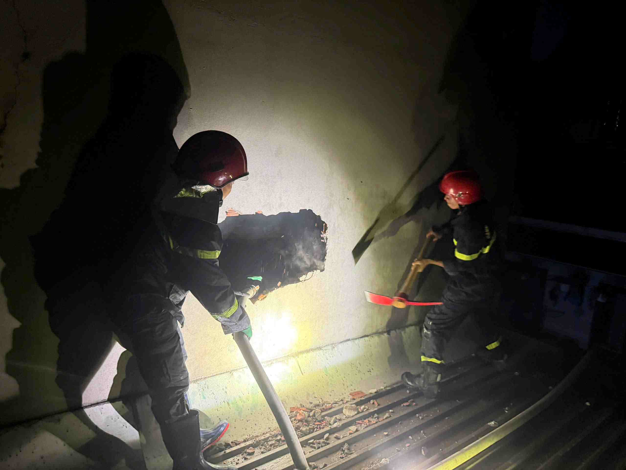Firefighters try to break down the wall to bring the victim out. Photo taken on September 17. Photo: PC07