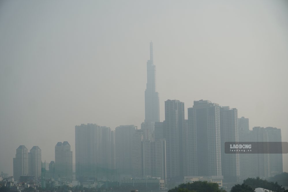 9月17日朝、ホーチミン市の河川地域と高層ビルを覆う霧。写真:ハ・メイ