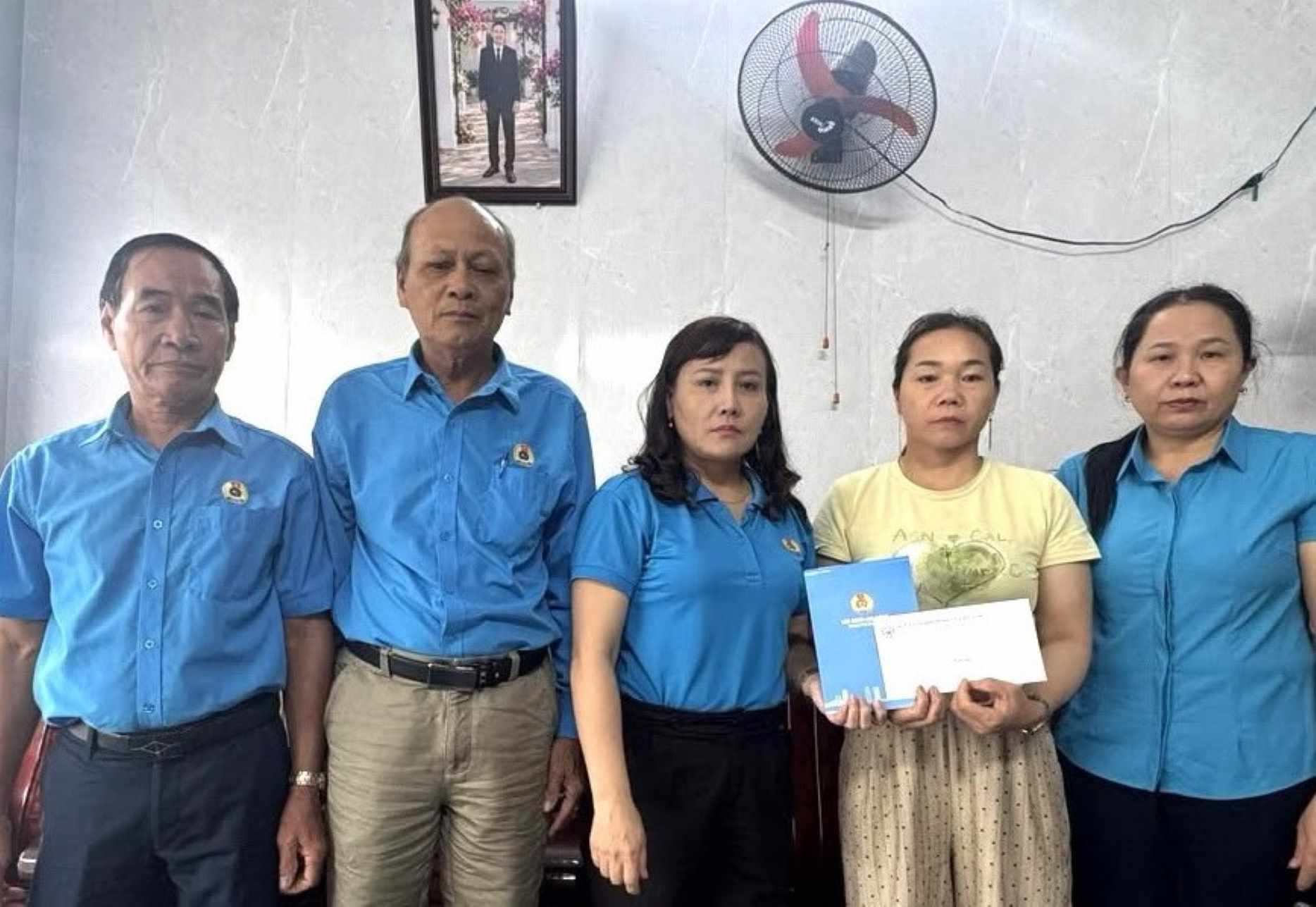 Da Nang City Labor Federation visits and supports families of union members of the Nui Thanh commune Fisheries Trade Union. Photo: Da Nang Trade Union
