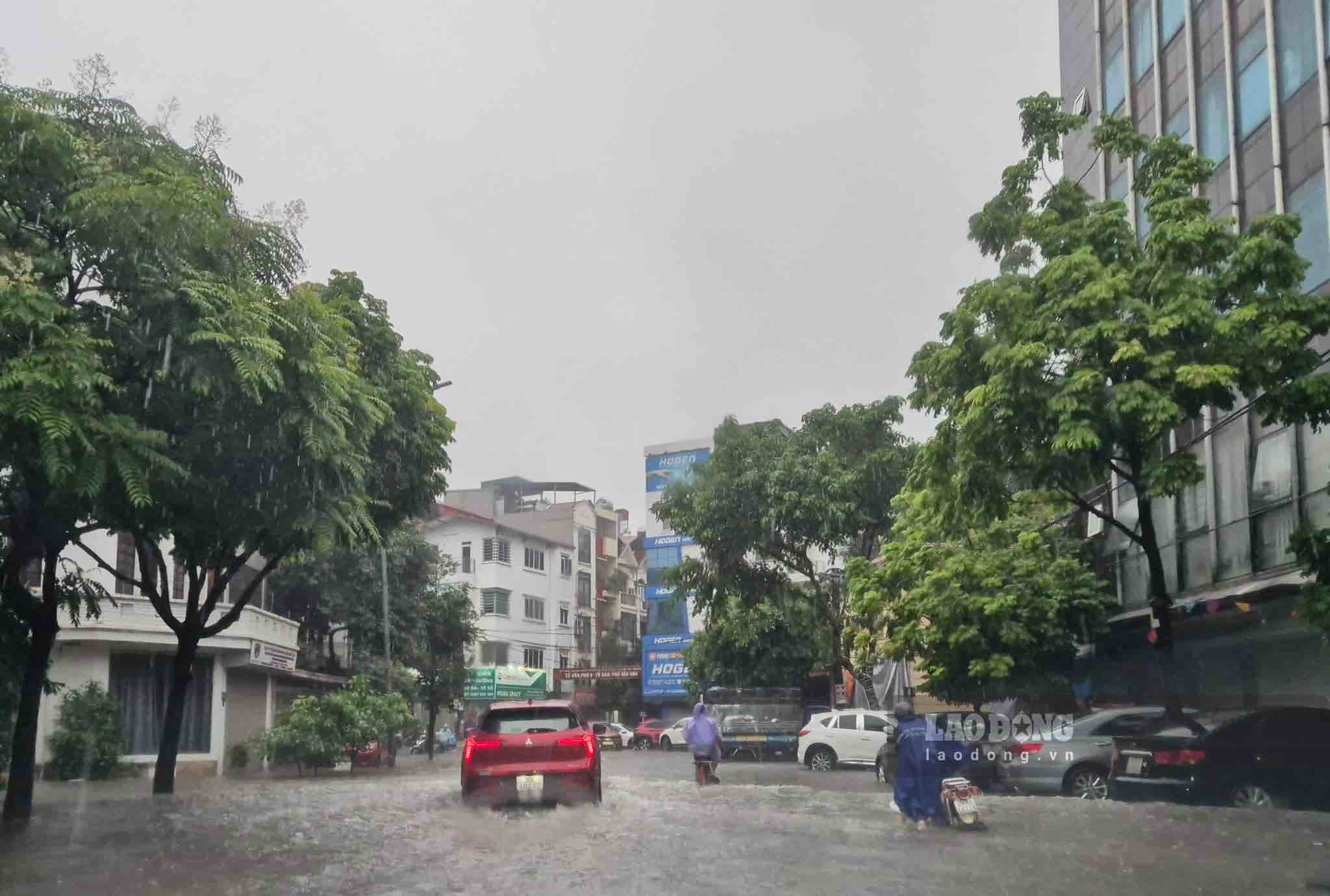 Road to Luong The Vinh Secondary & High School - Tan Trieu Campus flooded. Photo: Le Phuong