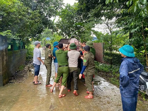 Police support people in flood response. Photo: Phu Tho Provincial Police posted on September 17