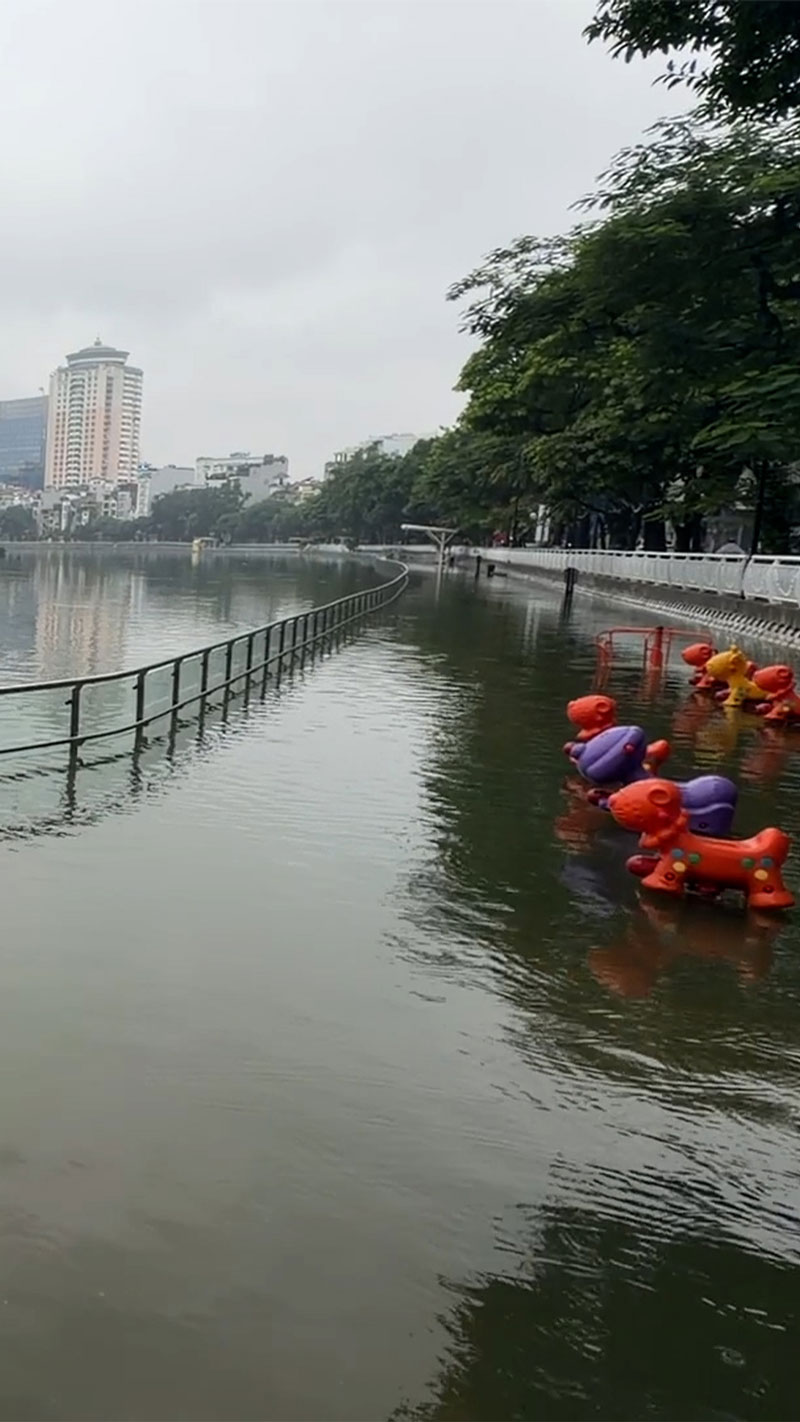 Sau mưa lớn, nước dâng cao chìm lối đi ven hồ Đống Đa Hà Nội. Ảnh: Dương Anh (chụp sáng 17.9)