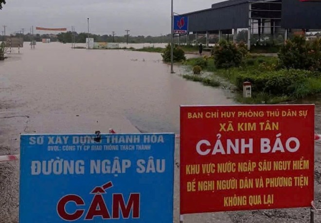 Nước sông Bưởi đã tràn qua bờ đê Thạch Định, mưa lớn tiếp tục diễn ra trên diện rộng