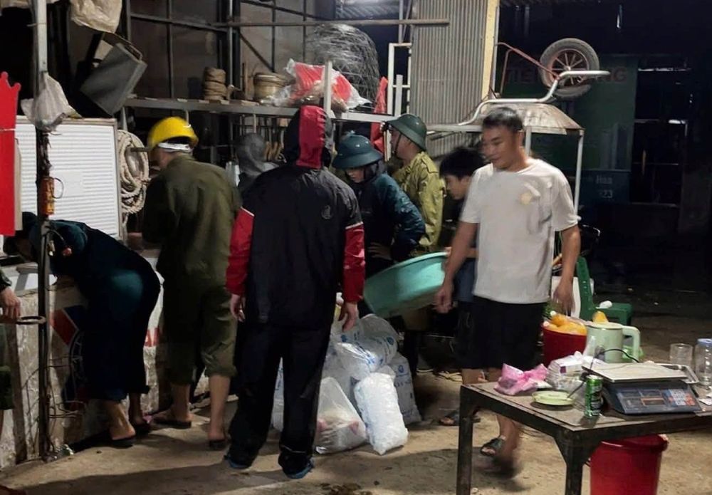 Lực lượng chức năng xã Kim Tân hỗ trợ người dân di chuyển đồ đạc trong đêm 16.9 và rạng sáng ngày 17.9. Ảnh: UBND xã Kim Tân (chụp ngày 17.9.2026)