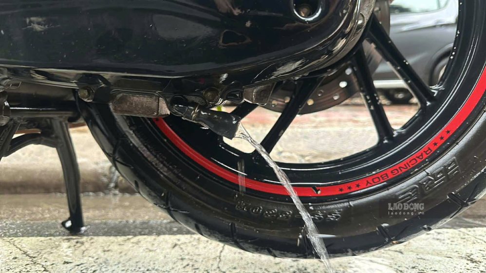 The scooter, although still running normally after passing through the flooded area, may have been affected inside. Photo taken on September 17th: Cat Tien