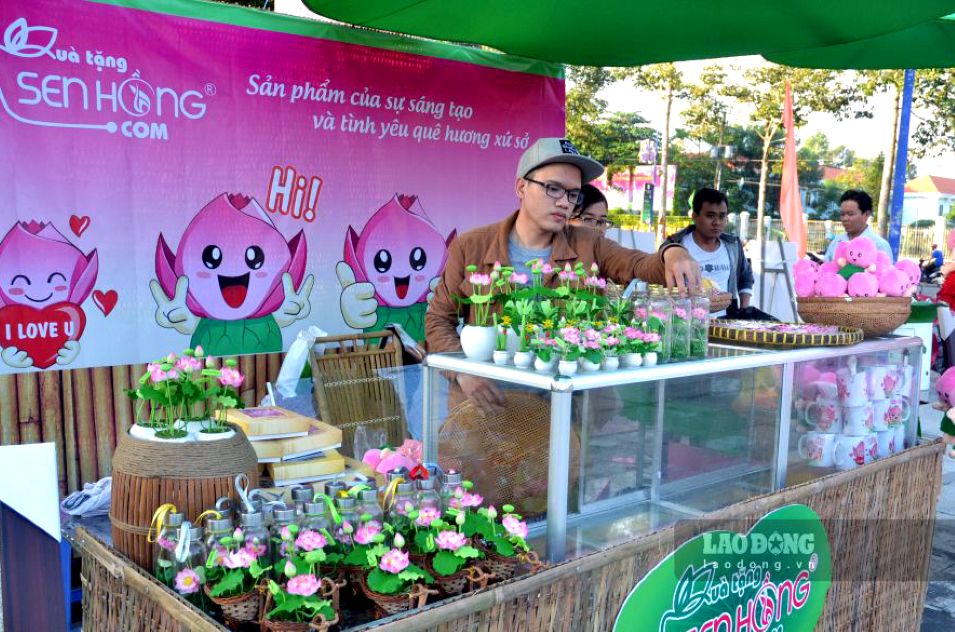 Ngành hàng sen, đặc sản thế mạnh của tỉnh Đồng Tháp. Ảnh: Thanh Mai (Ảnh tư liệu chụp tại Lễ hội Sen tỉnh Đồng Tháp)