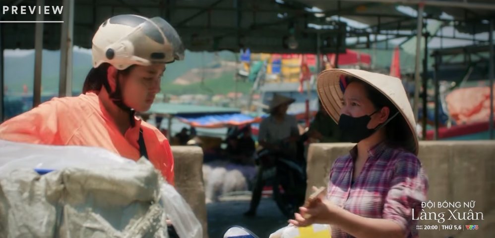 Lão Ba tiếp tục nói Đào lẳng lơ khiến hàng xóm bán tín bán nghi. Ảnh: VFC 