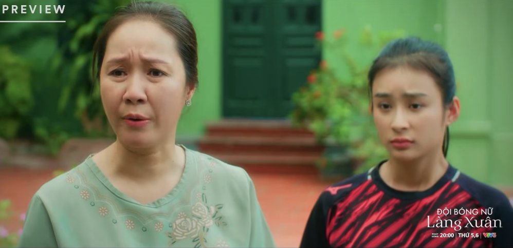 Mẹ Minh căn dặn con gái bớt lo chuyện bao đồng. Ảnh: VFC. 