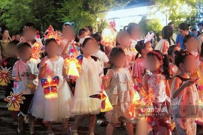 Children of workers in VSIP Hai Phong industrial park happily carry lanterns under the moon (October 3, 2025). Photo: Mai Dung