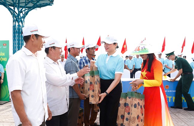 Ms. Ha Thi Nga, Member of the Party Central Committee, Vice President - Secretary General of the Central Committee of the Vietnam Fatherland Front, presents gifts to fishermen at the National Launching Ceremony of the movement "All people join hands to protect the environment, for a green - clean - beautiful Vietnam". Photo: Fatherland Front