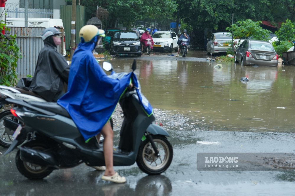 Floating point on Dong Me street (Hanoi), morning of September 17. Photo: Song Huu